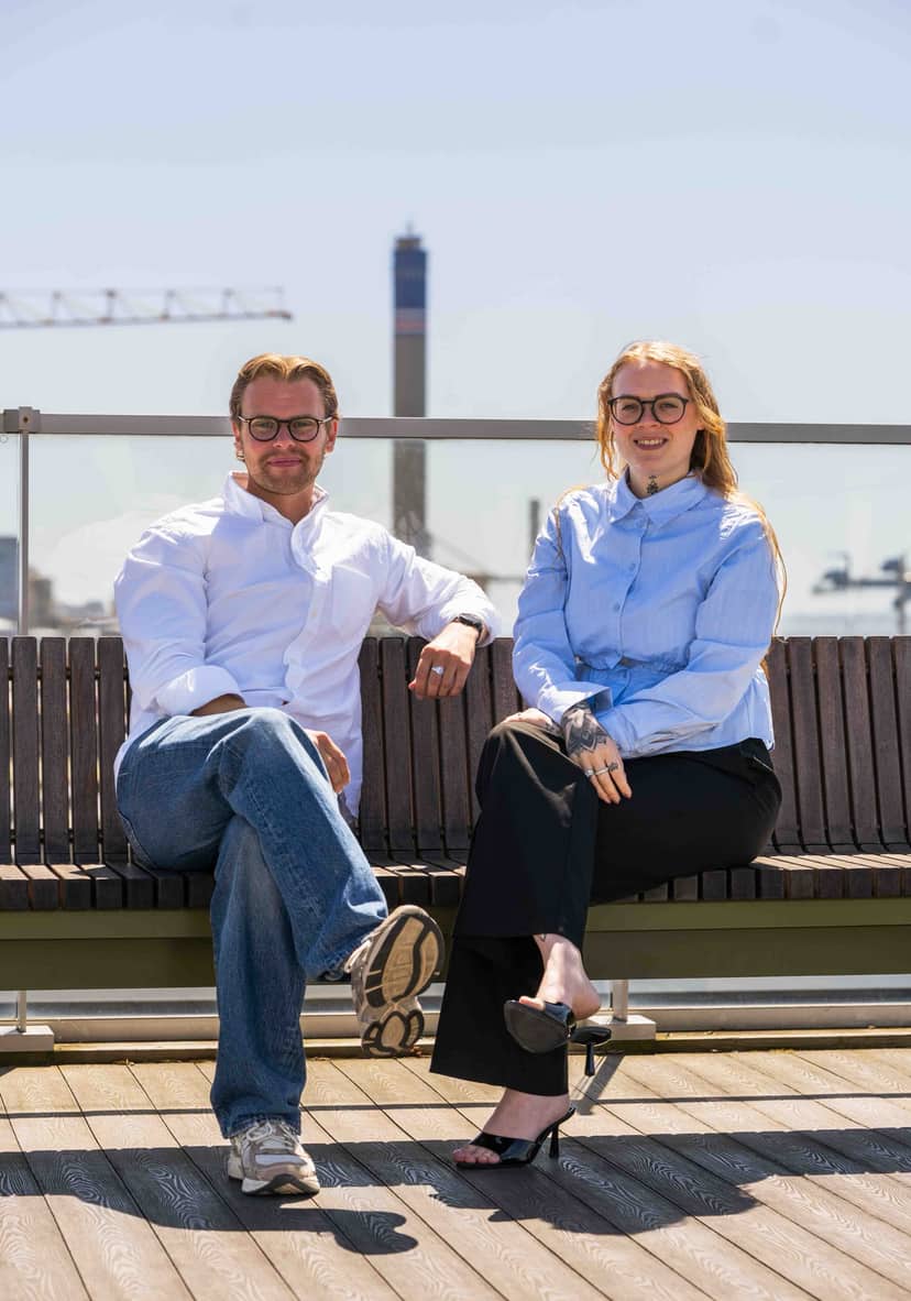 Theo och Mikaela, grundarna av Mist Creative, utomhus i Skåne en solig dag.