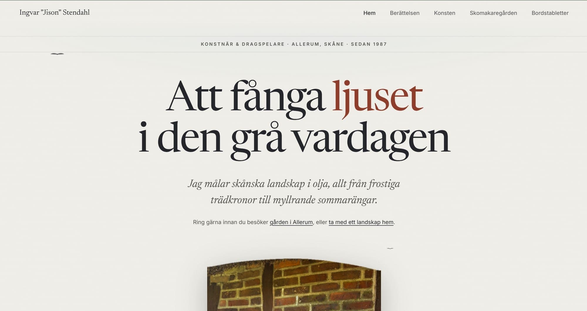 Startsidan på Ingvar Stendahls nya hemsida med rubriken "Att fånga ljuset i den grå vardagen" och menyn Berättelsen, Konsten, Skomakaregården och Bordstabletter.