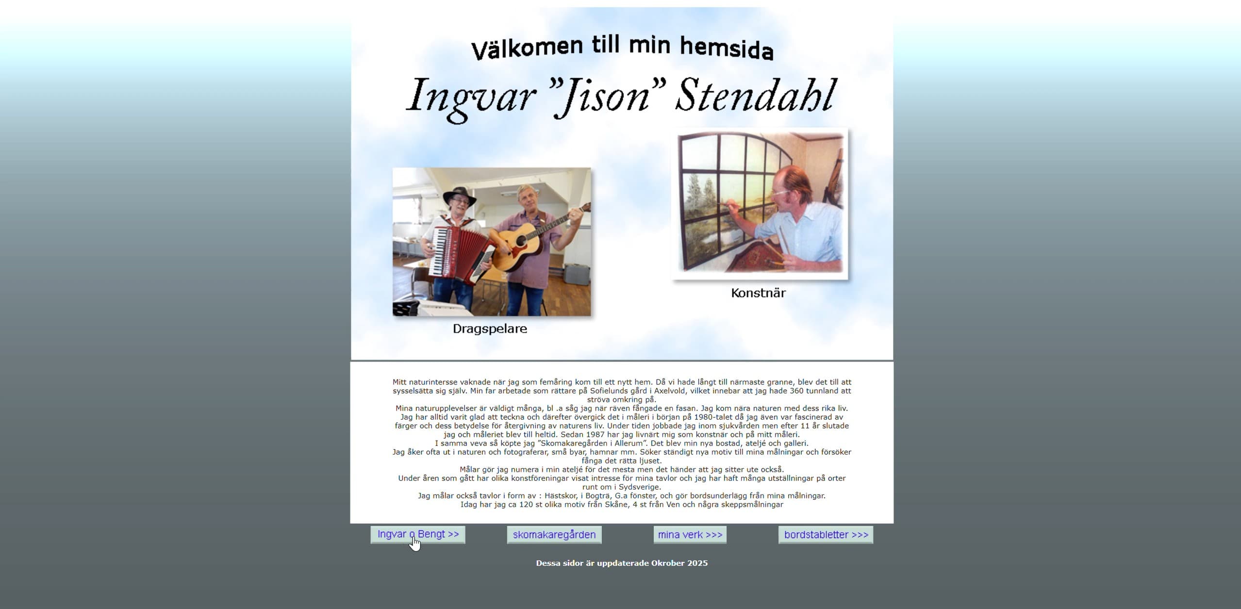 Ingvar Stendahls tidigare hemsida: rubriken "Välkomen till min hemsida" över en molnig bakgrund, två fotografier märkta Dragspelare och Konstnär, ett långt textstycke i centrerad brödtext och fyra gråblå knappar längst ned.