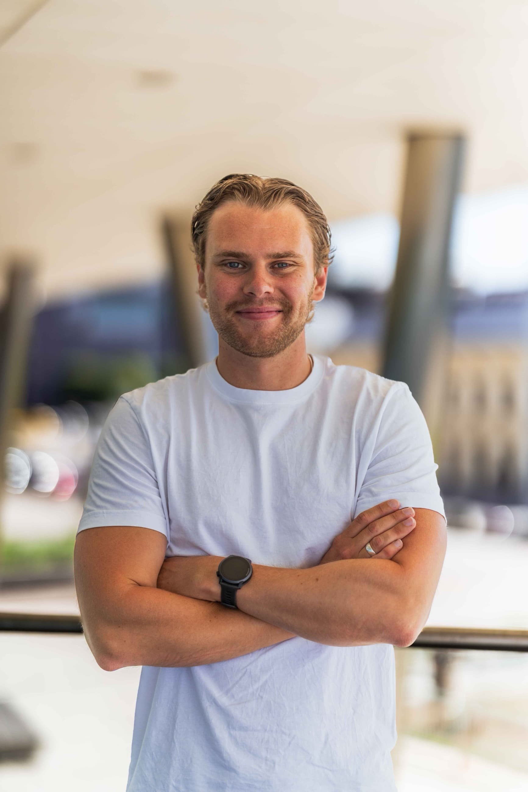 Theo Skogsberg, medgrundare av Mist Creative, sitter fokuserad vid ett marmorbord och arbetar. Cover till artikel om skillnaden mellan att ranka på Google och att synas i AI-svaret