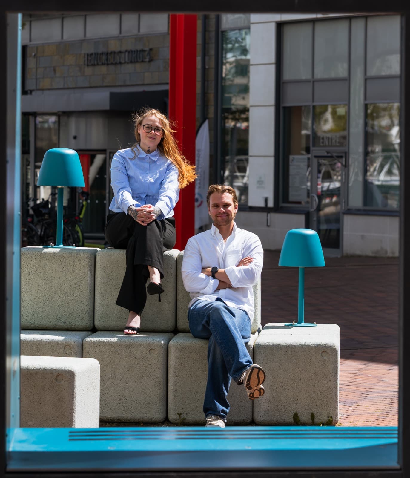 Mist Creatives grundare Theo Skogsberg och Mikaela Rasmusson utomhus i Malmö — cover till artikel om AI-first med människan som spets