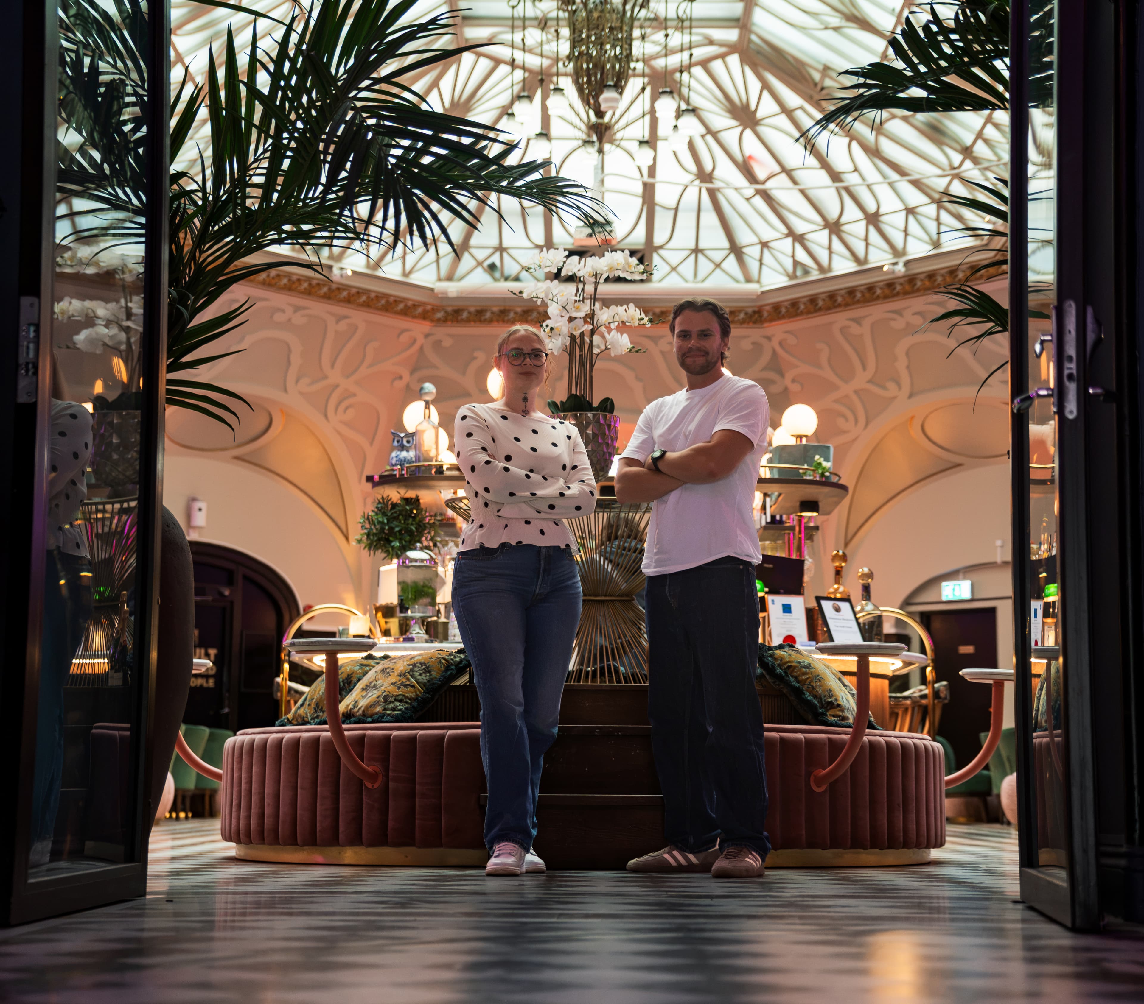 Mist Creatives grundare Mikaela Rasmusson och Theo Skogsberg står i en pampig hotellobby i Malmö — cover till artikel om deras kandidatuppsats om AI och äkthet