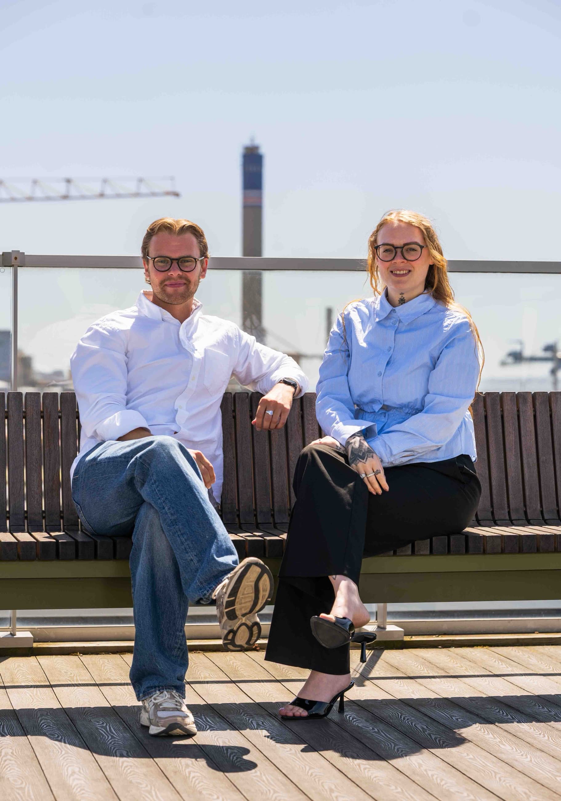 Theo Skogsberg och Mikaela Rasmusson, grundare av Mist Creative, sitter på en takbänk med Malmös silhuett i bakgrunden. Cover till artikel om att SEO inte räcker längre när kunder söker med AI.