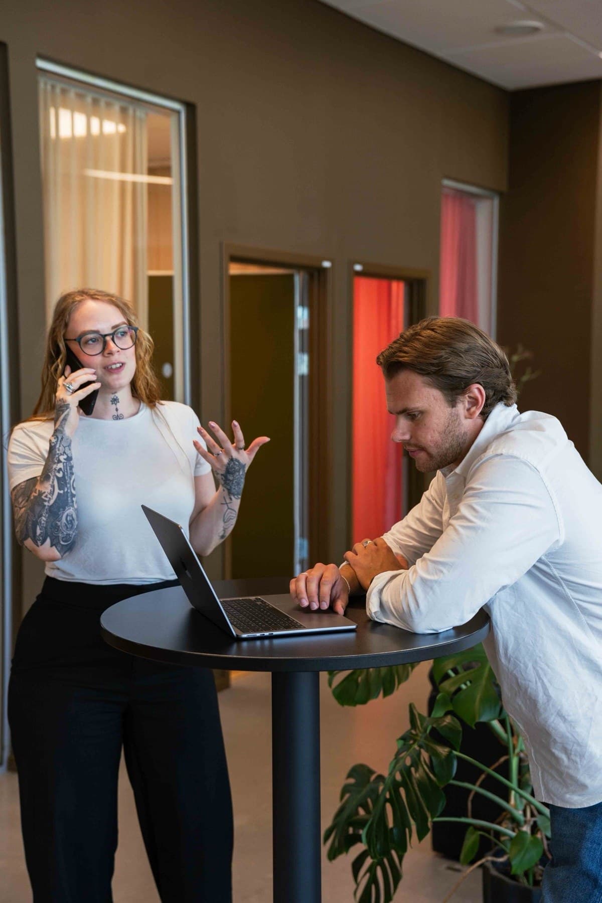 En telefon på ett kontor — symbol för admin och kommunikation som kan automatiseras