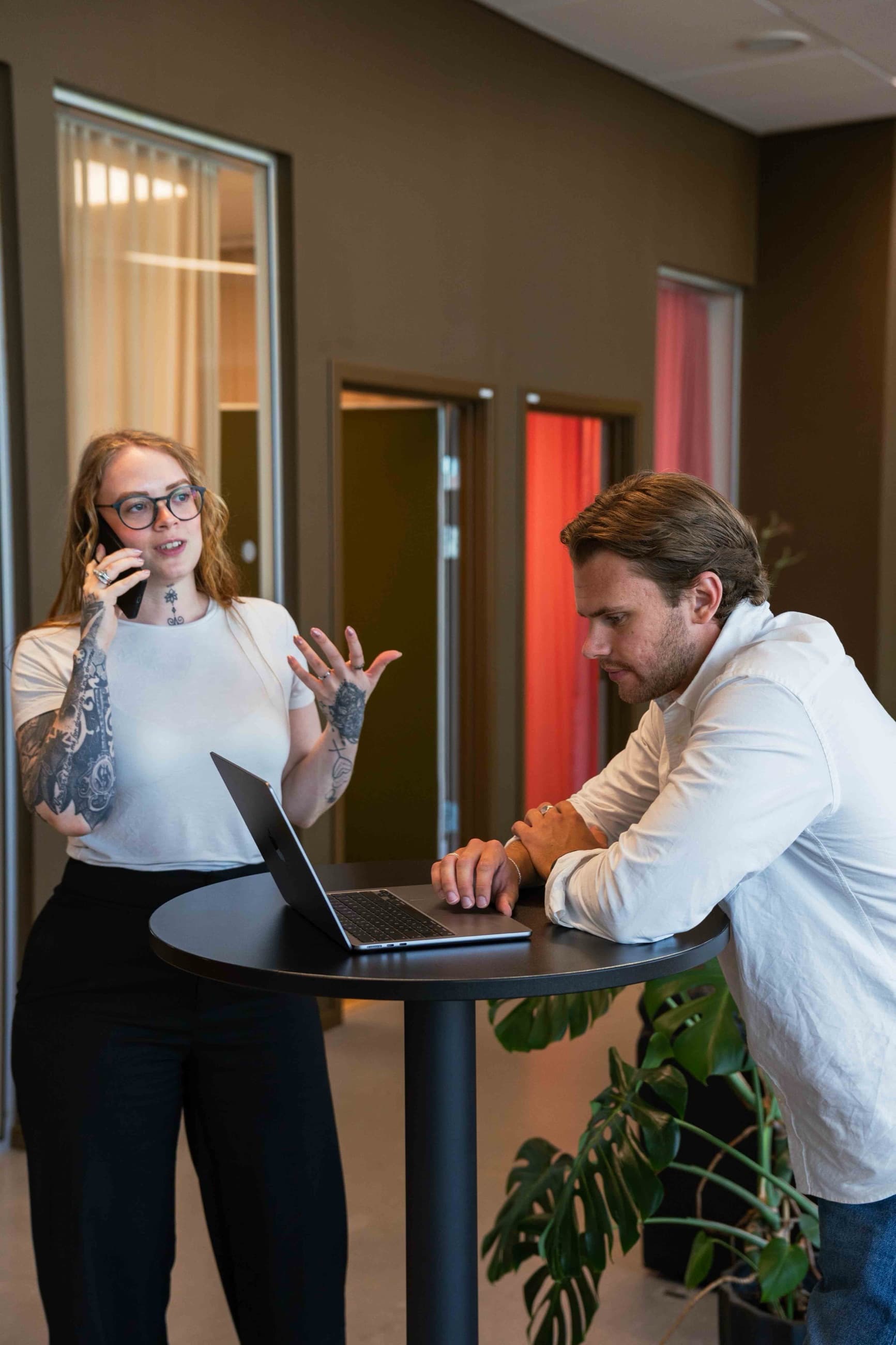 En telefon på ett kontor. Symbol för admin och kommunikation som kan automatiseras