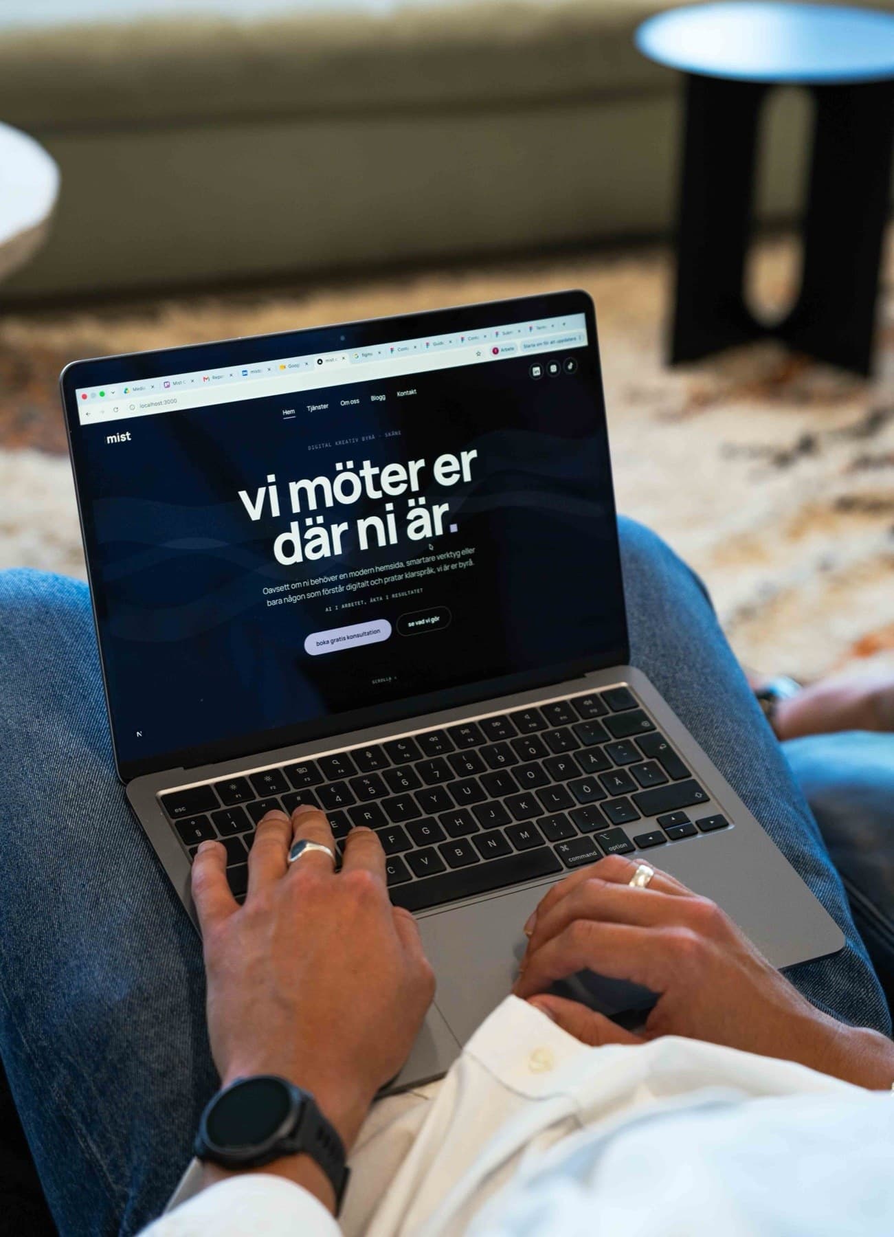 Laptop på ett skrivbord som visar en modern hemsida — illustration till artikel om AI-sök och synlighet